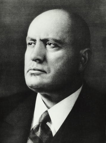 Một trong những món ăn yêu thích của Mussolini đó là tỏi sống trộn với dầu ô liu và chanh. Trùm phát xít tin rằng, với món ăn này, nó sẽ giúp y sống thọ hơn cũng như có một trái tim khỏe mạnh.