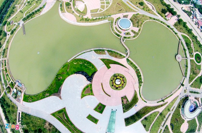 Bên trong công viên, có hồ điều hoà diện tích 5,4 ha với chức năng điều tiết nước và tạo cảnh quan.