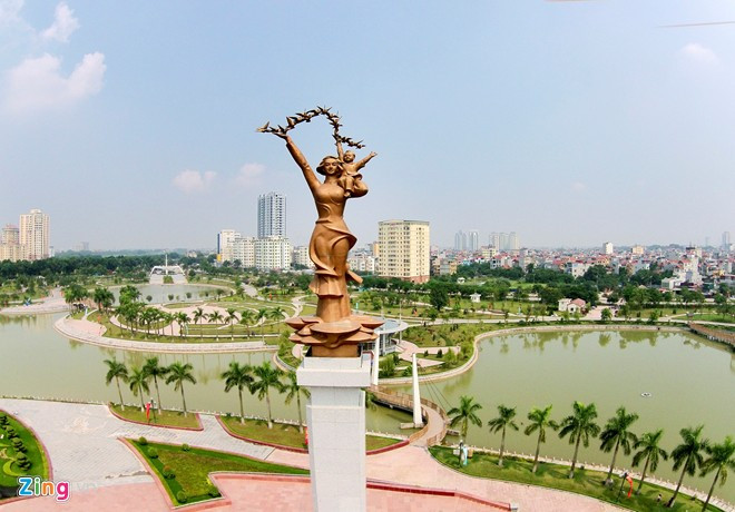 Đây là biểu tượng người mẹ bồng con trên vai với đàn chim bồ câu nối đuôi bay theo sau. Tượng được đặt ở phía Nam, gắn kết với không gian cây xanh, vườn tiểu cảnh ở các phía Đông, Tây, Bắc và trung tâm, tạo thành một chỉnh thể thống nhất về ý tưởng và hình thức thể hiện.