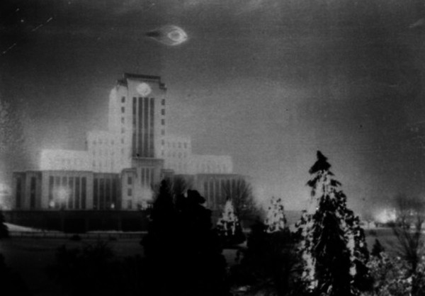 Binh sĩ Leonard Lamoreux (21 tuổi) đã chụp được ảnh UFO trên bầu trời Vancouver City Hall năm 1937.