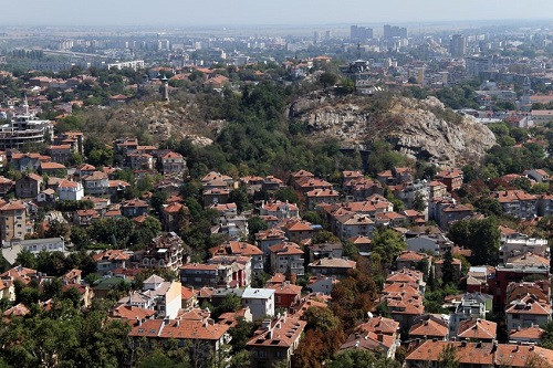 Plovdiv là thành phố lớn thứ 2 ở Bulgaria có lịch sử từ năm 6.000 TCN. Nơi đây từng bị đế chế La Mã chinh phục nên hiện còn khá nhiều công trình kiến trúc mang đậm phong cách của nền văn hóa này như nhà hát La Mã.