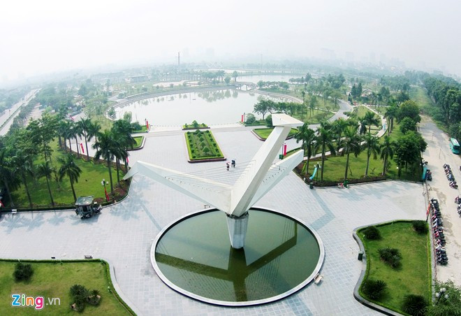 Tại đây, các họa sĩ và kỹ sư xây dựng lắp ghép các thanh thép và bê tông để tạo nên mô hình chim Lạc hướng ra đường Phạm Văn Đồng. Đứng trên cao nhìn xuống, chim lạc cùng với hồ nước tạo thành chữ tiếng Anh: “No War” - (Không chiến tranh).