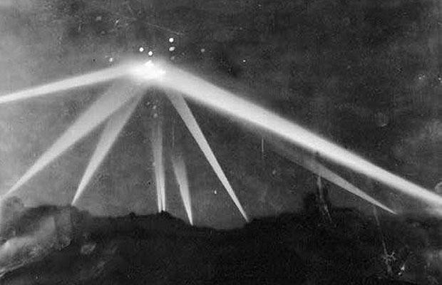 Đây là một trong số những bức ảnh chụp UFO nổi tiếng thế giới. Bức ảnh về Trận chiến Los Angeles năm 1942 gây ấn tượng với những tia sáng phát ra từ các loạt đạn nhằm truy tìm vật thể lạ ở trên bầu trời Los Angeles lúc đó. Khi đó, hầu hết các nhà phân tích cho rằng hiện tượng trên có thể là sự kết hợp giữa áp suất độ cao với quả bóng không khí.