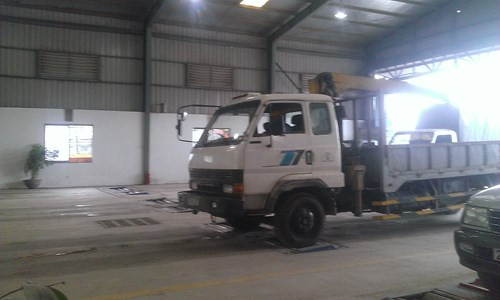 Quy trình đăng kiểm bị siết chặt, khiến nhiều xe không đạt chuẩn, phải sửa chữa và quay lại đăng kiểm nên nhiều trạm rơi vào tình trạng quá tải. Ông Trịnh Viết Trung cho biết, Trung tâm Đăng kiểm 29- 06V mỗi ngày có khoảng 150-180 lượt xe xếp hàng chờ khám, trong đó khoảng 50% là khám lần thứ 2-3, nhưng đơn vị chỉ đáp ứng được khoảng 60 đến 70 xe/ngày, dẫn đến tình trạng quá tải.