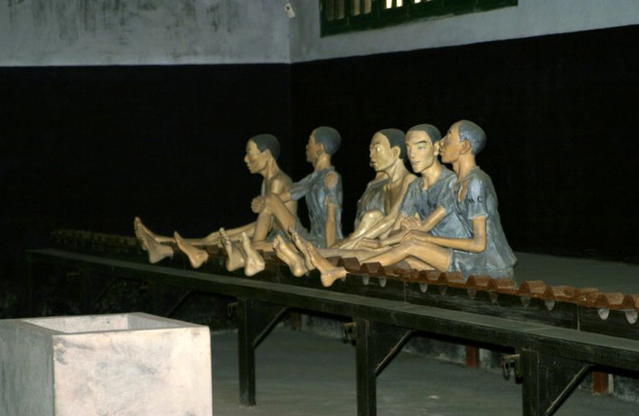 Pháp đã sử dụng nhà tù Hỏa Lò để giam giữ những tù nhân chính trị, những người ái quốc, cộng sản chống lại chính quyền thực dân Pháp. Chính vì vậy, Pháp đã xây dựng những bức tường bằng đá, cao 4m, dày 0,5m và được gia cố thêm những dây thép gai được kích hoạt điện. Những tù nhân bị giam cầm ở nhà tù Hỏa Lò phải chịu đựng nhiều kiểu tra tấn hãi hùng như bị bông cùm, đánh đập hay xà lim án chém... Ảnh: Pbase.