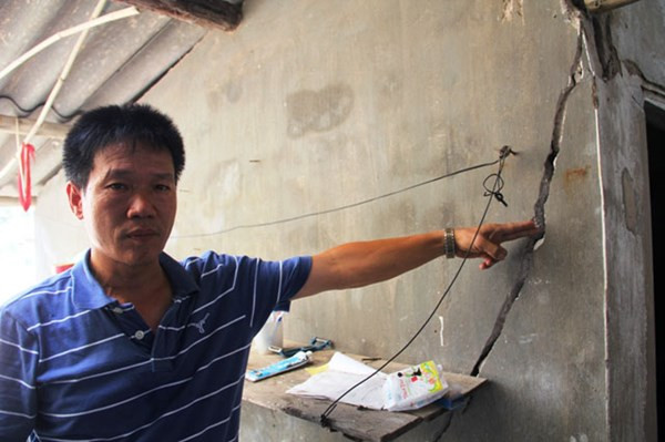 Anh Văn chỉ cho phóng viên nơi tường nhà bị nứt.