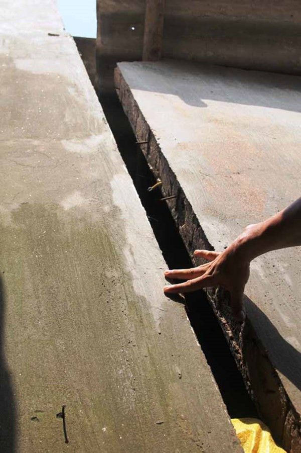 Bức tường nối giữa nhà chính và nhà bếp của chị Tô Ngọc Ánh do sạt lở bờ sông đã kéo tách rời ra khoảng 15 cm.