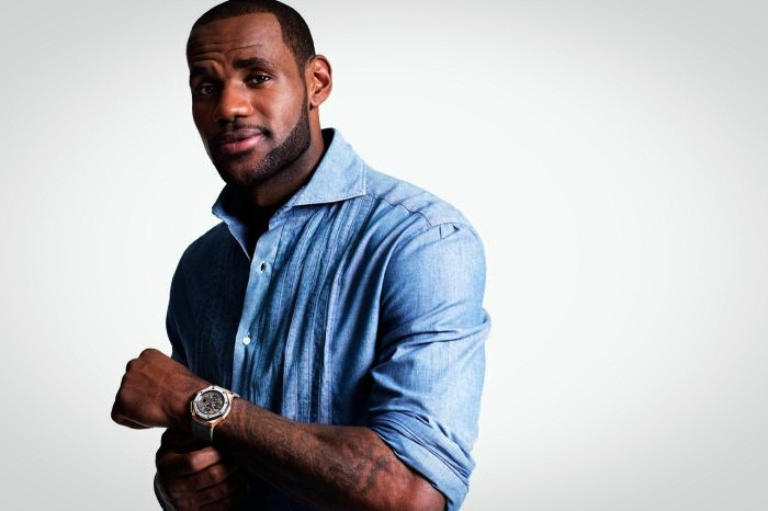 LeBron James với chiếc đồng hồ Audemars Piguet Royal Oak Offshore trị giá 50.000 USD.