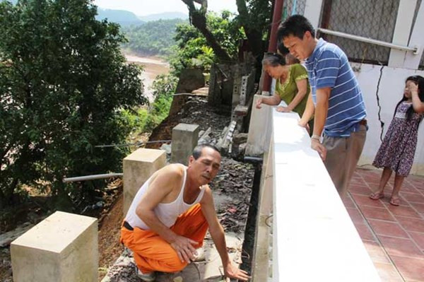 Trước đây mép của sân nhà ông Hùng, cách mép của ta luy bờ sông khoảng 5m, nhưng nay đã bị sạt lở tới mép sân, chỉ cách nhà khoảng 50cm. Mặc dù nhà kiên cố, nhưng gia đình ông Hùng vẫn hết sức lo lắng, vì đây mới là cơn bão số 2, không biết những trận lụt tiếp theo sẽ như thế nào.
