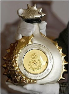 Rượu champagne Henri IV Dudognon Heritage có giá 2 triệu USD. Chai rượu này đã được ủ trong thời gian hơn 100 năm và vỏ chai được bọc bằng 24 carat vàng, bạch kim và hơn 6.500 viên kim cương.