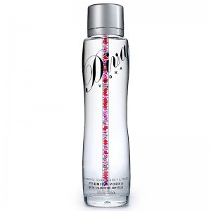 Chai Vodka Diva sẽ khiến nhiều người sửng sốt trước giá bán lên đến 1 triệu USD. Mẫu rượu này đến từ Scotland và có hình dáng giống một lọ nước hoa. Mỗi chai Vodka Diva có chứa các loại đá quý và đá bán quý, trong đó có Vodka Diva Diamonds. Vỏ chai được nạm ráp kim cương và đá quý dạng cát... long lanh và huyền ảo.
