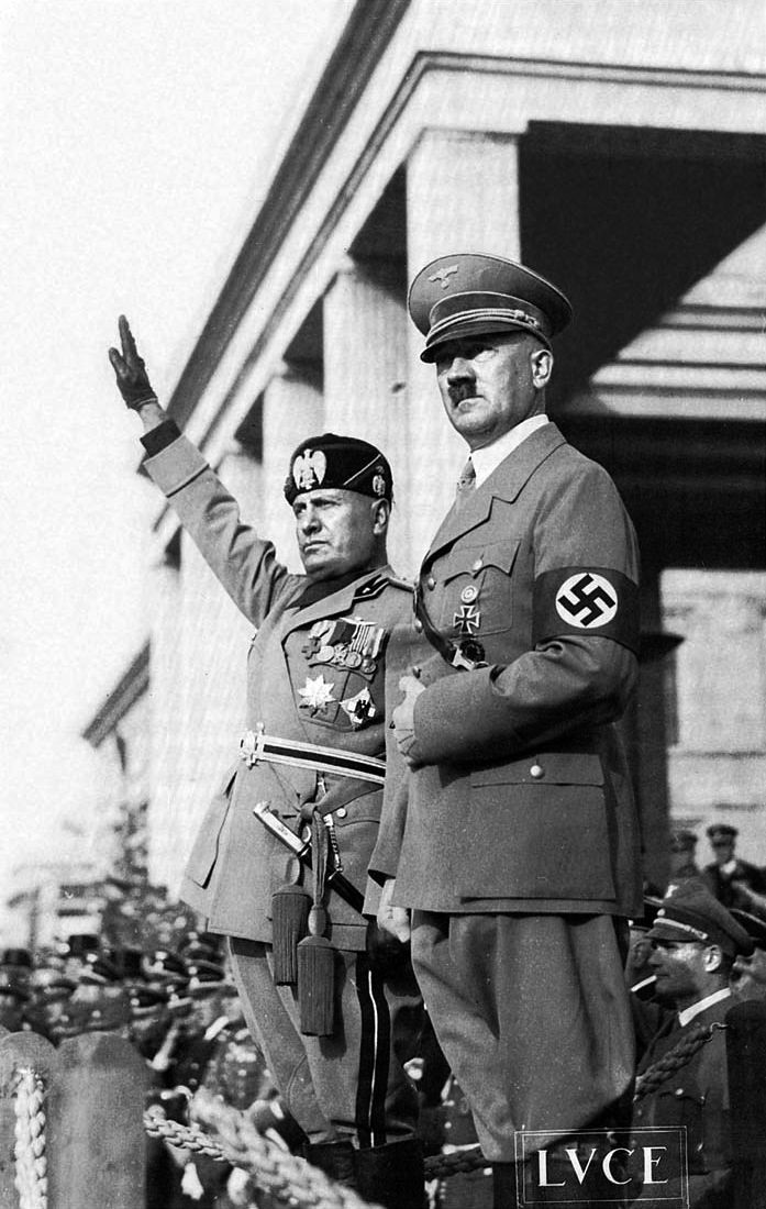 Vào năm 1904, sau khi được trả tự do vì tham gia biểu tình, Mussolini đã trở thành phóng viên và sau đó là tổng biên tập viên của tờ báo Avanti (có nghĩa Tiến lên). Với chức vụ này, Mussolini từng bước mở rộng ảnh hưởng của mình và tiến sâu vào lĩnh vực chính trị.