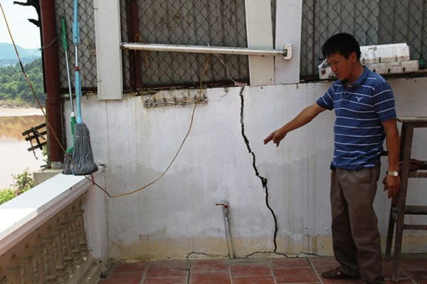 Tường nhà của anh Văn bị nứt nham nhở.