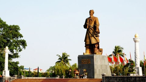 Kế đến, ông cho quân sĩ đánh lừa 400 chiến thuyền của quân Nguyên Mông rơi vào trận địa cọc khi thủy triều rút. Quân Nguyên Mông đã bị mắc kẹt tại đó và dễ dàng bị quân Đại Việt do Trần Hưng Đạo chỉ huy đồng loạt tấn công, tiêu diệt. Ảnh: Báo Nam Định.