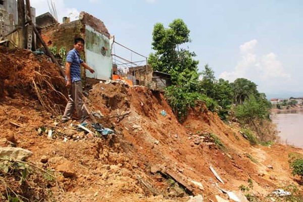 Bà Nguyễn Thị Hường ở tổ 4, khối 10, phường Tam Thanh (TP Lạng Sơn) cho biết, bà con khối đã nhiều lần gửi đơn lên phường, thành phố thậm chí cả tỉnh đề nghị tỉnh, đơn vị thi công cho kè mái, tránh gây sạt lở, nhất là vào mùa mưa bão. Và họ đã về đo đạc rồi lại bỏ đi chứ không thấy kè mái bờ sông cho người dân yên tâm. Trong ảnh là anh Nguyễn Chí Văn chỉ vị trí chuồng gà trước đây, anh Văn cho biết, gia đình anh bị lũ gây sạt lở kéo tuột cả chuồng gà, với hơn 30 con gà, độ 1,5 – 2kg/con và khoảng 80m2 đất vườn cũng bị kéo tuột xuống sông.