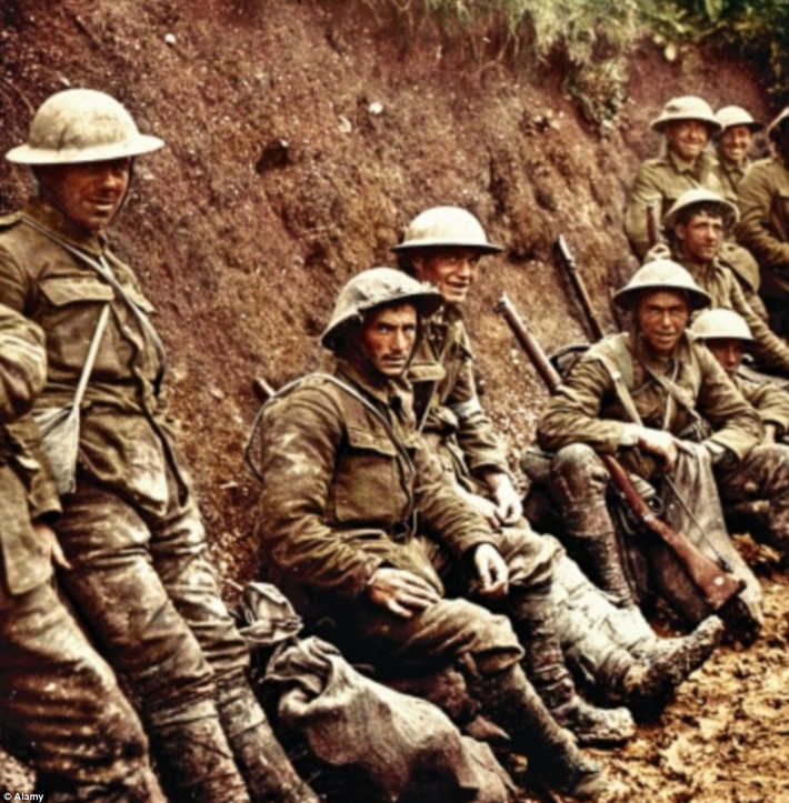 Binh sĩ hoàng gia Ai-len đứng chờ sẵn sàng tham gia trận chiến ở Somme ngày 1/7/1916. Khoảng 60.000 binh sĩ Anh bị thương vong trong ngày hôm ấy. Trong số đó, gần 20.000 người đã tử trận.