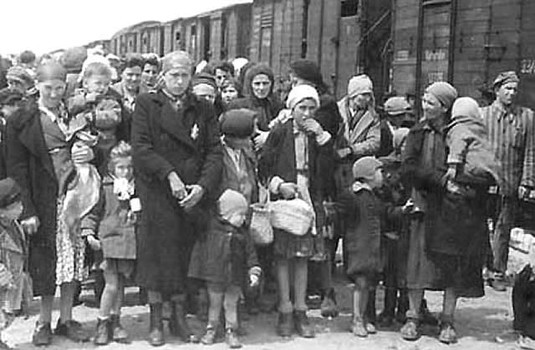 Hơn một nửa số nạn nhân Do Thái chết trong thảm họa diệt chủng Holocaust là phụ nữ. Hầu hết phụ nữ có con nhỏ đều ngay lập tức bị đưa đến phòng hơi ngạt.