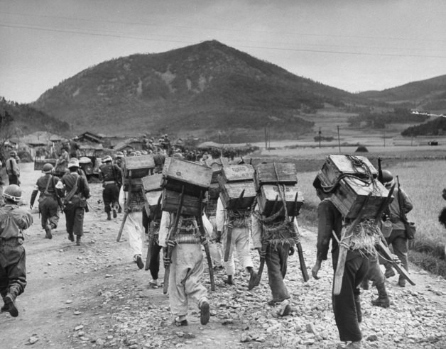 Hàng dài binh sĩ Hàn Quốc nhanh chóng di chuyển đến nơi xảy ra cuộc nổi dậy chống chính quyền để lập lại bình yên cho người dân.