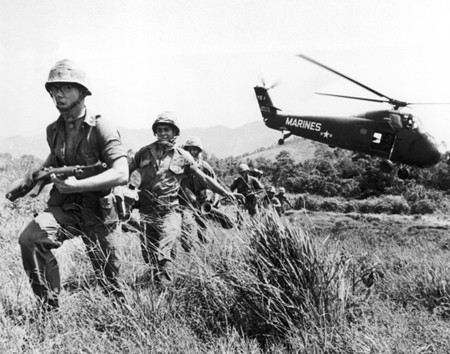 Quân đội Mỹ thực hiện cuộc đột kích vào một ngôi làng gần Đà Nẵng ngày 28/4/1965.
