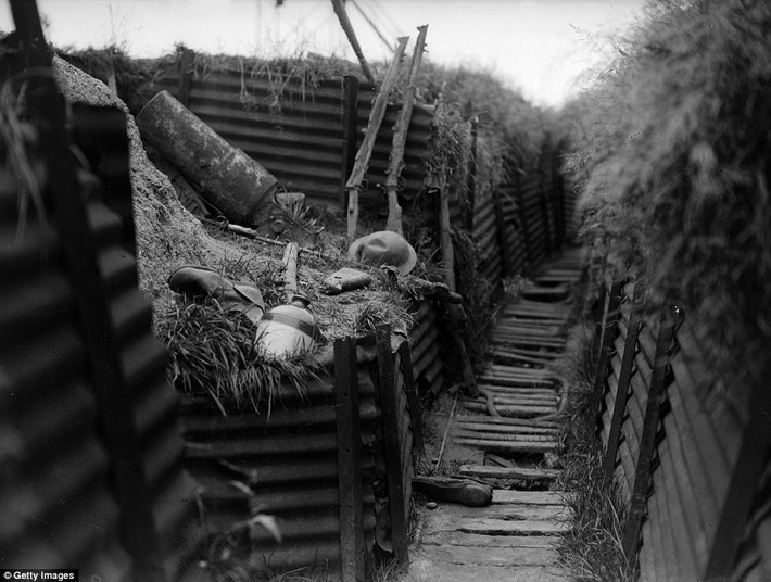 Hình ảnh một chiến hào bỏ hoang ở Ypres, Bỉ vẫn còn vương vãi mũ, súng... của binh sĩ bỏ lại.