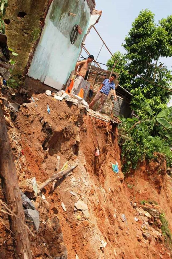 Còn gia đình anh Nguyễn Văn Quý cạnh nhà anh Văn bị sạt lở mất một nhà bếp, một máy giặt và một số vận dụng khác, cùng với khoảng 80m2 đất vườn, bờ giếng, sân đã bị trôi tuột xuống sông.