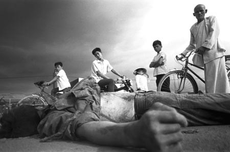 Thi thể một chiến sĩ cách mạng nằm ven đường ở Sài Gòn năm 1968.