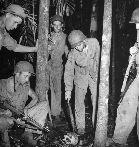 Binh sĩ Mỹ phát hiện nhiều xương người ở khu đóng quân trước đó của quân đội Nhật Bản. Xác chết bốc lên mùi vô cùng khó chịu.