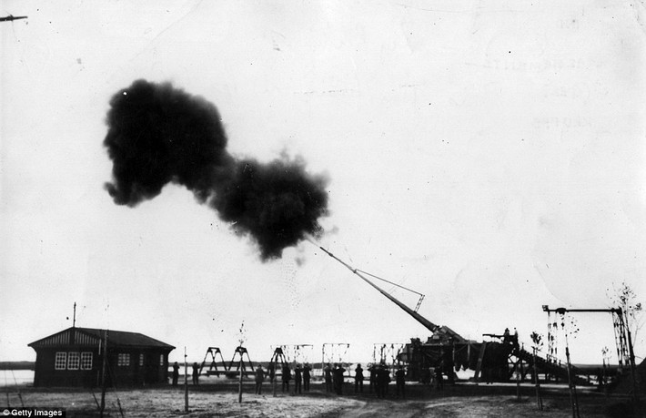 Trong ảnh là khẩu pháo Howitzer của Đức đang khai hỏa nhắm vào Paris.