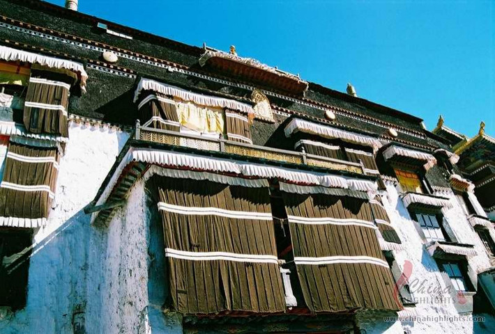 Ban đầu, tu viện Tashilhunpo được đặt tên là Gangjiandianpei nhưng sau đó đổi sang tên hiện tại bởi công trình tôn giáo này nằm trên một ngọn đồi. Chính vì vậy , tên của tu viện Tashilhunpo có nghĩa là "ngọn đồi vinh quang".