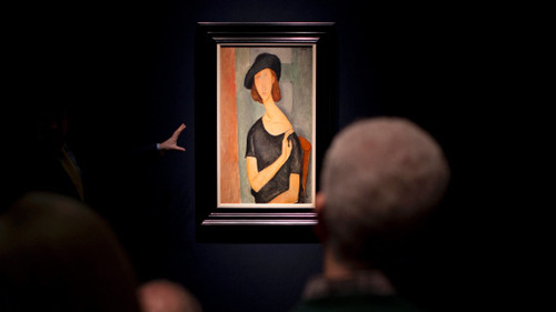 Bức tranh "Jeanne Hebuterne au chapeau" (Jeanne Hebuterne đội mũ) của danh họa nổi tiếng người Italy Amedeo Mondiglani được bán với giá 42,3 triệu USD.