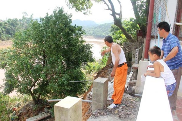 Ông Nguyễn Quốc Hùng chỉ vị trí cây khế trước đây và bây giờ nó đã nằm gọn dưới lòng sông.