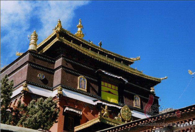 Tu viện linh thiêng Tashilhunpo được xây dựng vào năm 1447. Đây là nơi trú ngụ của Ban Thiền Lạt Ma (Panchen Lama), người lãnh đạo tinh thần của Tây Tạng đứng vào thứ hai sau Đạt Lai Đạt Ma.