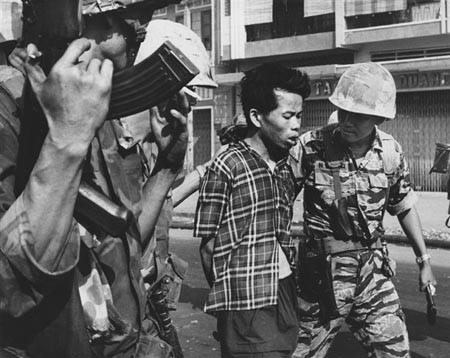 Tết Mậu Thân 1968, cả thế giới đã bàng hoàng trước bức ảnh viên tướng Nguyễn Ngọc Loan và đồng bọn bắt, dẫn giải Chiến sĩ đặc công Nguyễn Văn Lém trên đường phố Sài Gòn.