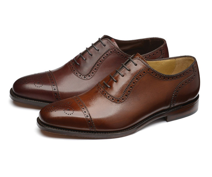 Các quý ông có thể đặt hàng online hay đến cửa hàng bán lẻ của Loake 1880 (Anh) để sắm cho mình một đôi giày ưng ý. Mỗi đôi có giá 320 - 350 USD.