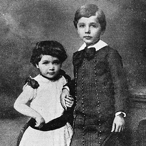 Khi mới chào đời, Albert Einstein là một đứa trẻ khá xấu xí. Do thiên tài có kích thước cơ thể khá lớn với chiếc đầu to nên mẹ ông đã rất khó khăn trong quá trình vượt cạn. Do đó, đầu của ông đã bị biến dạng nhưng rất may là 2 tuần sau đó, cơ thể của thiên tài phát triển như những đứa trẻ khác.