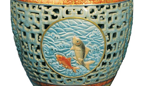Bình sứ thời nhà Thanh được cho là có vào khoảng năm 1740, đã được bán tại nhà đấu giá Bainbridges, Anh với mức giá 53 triệu USD.