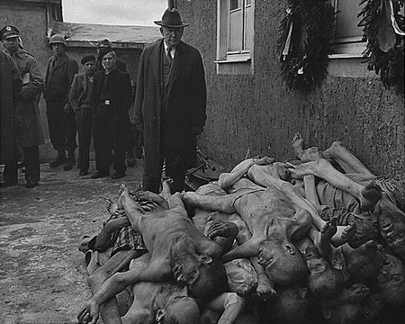 "Giải pháp cuối cùng" đã được đưa ra trong Hội nghị Wannsee diễn ra vào tháng 1/1942. Khi đó, 14 sĩ quan cao cấp Đức quốc xã đã nhóm họp tại Wannsee, ngoại ô Berlin để lên kế hoạch trục xuất tất cả người Do Thái tới Ba Lan - nơi các sĩ quan SS giết họ.