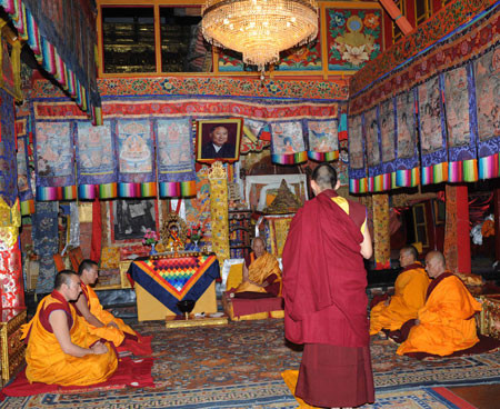 Ngoài ra, nơi đây còn có Jamba Buddha - nhục thân của Đức Ban Thiền thứ 10.