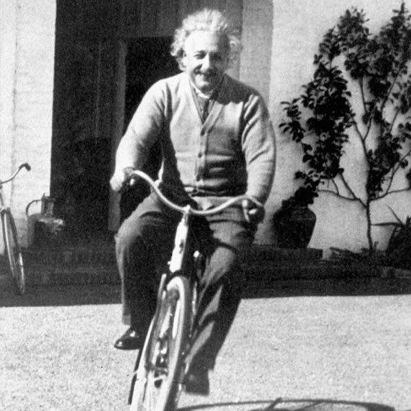 Trước khi chuyển đến định cư tại Mỹ năm 1933, Einstein đã trao đổi thư từ với nhà hoạt động nhân quyền và học giả W.E.B Dubois đồng thời là nhà sáng lập NAACP (Hiệp hội quốc gia thúc đẩy sự phát triển của người da màu, tôn vinh cá nhân và các tổ chức hỗ trợ thiết thực cho người da màu trong lĩnh vực hội họa và hoạt động giải trí). Trong bài phát biểu năm 1946 tại ĐH Lincoln ở Pennsylvania, Einstein gọi nạn phân biệt chủng tộc là "một căn bệnh".