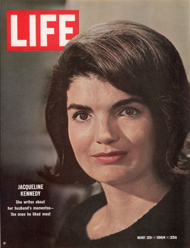 Chân dung Đệ nhất phu nhân Jacqueline Kennedy trên trang bìa tạp chí LIFE số ra ngày 29/5/1964.