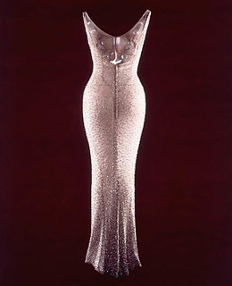 Chiếc váy lụa dài do Marilyn Monroe mặc trong đêm hát ca khúc "Happy Birthday, Mr. President" dành tặng Tổng thống John F. Kennedy năm 1962 được bán với giá 1,27 triệu USD tại New York, Mỹ.
