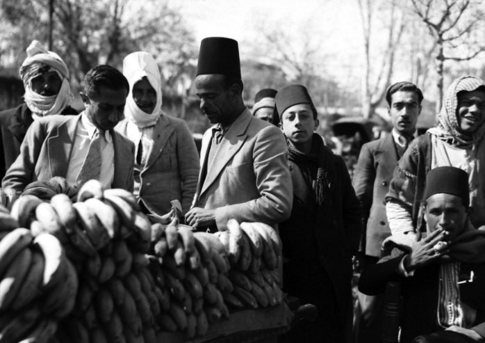 Người dân Damascus mua bán hàng hóa, nông sản tại một khu chợ.