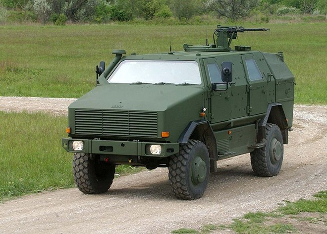 Xe thiết giáp đa năng ATF Dingo do Krauss-Maffei Wegmann chế tạo, nó hoạt động chiến đấu tại Afghanistan từ năm 2001 đến nay. Đáy xe có thiết kế hình chữ V giúp xe chống chịu tốt trước các loại mìn hay vật liệu nổ tự chế IED. Thân xe bọc giáp MEXAS giúp bảo vệ ê kíp chiến đấu trước các loại vũ khí xuyên giáp cỡ nòng nhỏ. Dingo có 1 tháp pháo điều khiển từ xa có thể lắp súng máy đa năng Rheinmetall MG3 7,62 mm hoặc súng máy hạng nặng 12,7 mm hay súng phóng lựu MGM 40 mm. Xe thiết giáp này có thể chở theo 5-8 binh lính. Ảnh: Wikipedia.