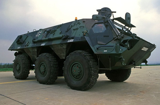 Xe bọc thép chở quân TPz Fuchs do công ty Rheinmetall Landsysteme sản xuất và đưa vào sử dụng từ năm 1979. Nó là một loại xe thiết giáp đa năng có thể hoạt động với vai trò chở quân, xử lý bom mìn, tác nhân sinh-hóa học, trinh sát hay tác chiến điện tử. Vũ khí trên xe có thể trang bị tên lửa chống tăng MILAN, súng máy đa mục đích hoặc súng phóng lựu đạn khói. Nó lắp động cơ công suất 320 mã lực, tốc độ tối đa 105 km/h, lội nước 10 km/h, phạm vi hoạt động 800 km. Ảnh: Wikipedia.