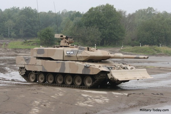 Là hậu duệ của dòng xe tăng nổi tiếng thế giới Leopard. Các chuyên gia quân sự đánh giá Leopard-2A7 là chiếc xe tăng chiến đấu chủ lực tốt nhất thế giới hiện nay. Nhà sản xuất đã tăng cường khả năng sống sót cho xe tăng này bằng module giáp thế hệ mới cho phép bảo vệ 360 độ trước các loại vũ khí chống tăng cá nhân, mìn. Đặc biệt, xe tăng này rất thích ứng trong môi trường tác chiến đô thị. Leopard-2A7 sử dụng pháo chính nòng trơn 120 mm, súng máy đồng trục 7,62 mm và trạm vũ khí điều khiển từ xa. Nó vẫn giữ danh hiệu "xe tăng bay" vốn có của gia đình Leopard. Ảnh: Military-today.