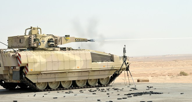 Xe chiến đấu bộ binh Puma IFV là một sản phẩm liên doanh giữa Krauss-Maffei Wegmann và Rheinmetall Landsysteme sản xuất từ năm 2009. Puma nổi bật với module giáp tổng hợp AMAP trang bị hai bên hông và phía trước xe. Loại giáp này có khả năng chống chịu cực tốt với các loại đạn xuyên giáp cỡ nòng dưới 30 mm đưa nó trở thành chiếc IFV được bảo vệ tốt nhất thế giới. Vũ khí chính của Puma là pháo tự động 30 mm, pháo có tốc độ bắn 200 viên/phút, tầm bắn hiệu quả 3.000 m. Vũ khí phụ gồm có 1 súng máy đồng trục 5,56 mm. Puma có khối lượng chiến đấu tiêu chuẩn 31,5 tấn, tốc độ tối đa 70 km/h, dự trữ hành trình 700 km. Ảnh: Rheinmetall-defence.