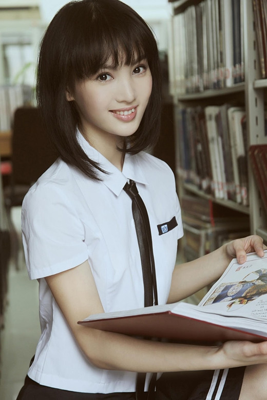Xuất thân từ nghề múa, nhưng cô gái Jin Chen này đã bén duyên với "nghệ thuật chiều thứ bảy" khi bắt đầu phát triển sự nghiệp diễn xuất cũng như xuất hiện trong vai trò người mẫu ảnh.