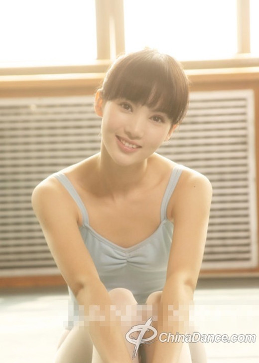 Cô gái Jin Chen, sinh ngày 5/9, là một 9x đời đầu tốt nghiệp Học viện múa Bắc Kinh, khoa nhạc kịch và múa dân tộc. Vẻ ngoài xinh xắn của Jin Chen đã khiến nhiều sinh viên trong trường rung động và ca ngợi cô là hoa khôi xinh xắn nhất trường.