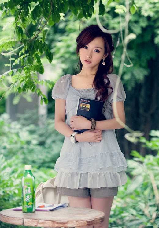 Không chỉ được nhiều người biết đến với nét đẹp như nữ thần, Jin Chen còn chứng minh mình là một cô gái "tài sắc vẹn toàn" khi giành giải quán quân Strictly Come Dancing của đài truyền hình Hồ Nam và năm 2011.