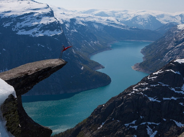 2. Ngắm nhìn thế giới từ mỏm đá Lưỡi Quỷ (Trolltunga) Trolltunga là một trong những móm đá nổi tiếng nhất thế giới nằm ở Na Uy. Mỏm đá này nằm ở độ cao 700m so với mặt đất và nhô hẳn ra bên ngoài ngọn núi. Mặc dù nếu đứng tại đây có thể chiêm ngưỡng một bức tranh thiên nhiên tươi đẹp nhưng chắc chắn không phải là điều mà ai cũng dám thử.